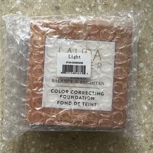 NIB Laura Geller baked and brighten powder foundation.